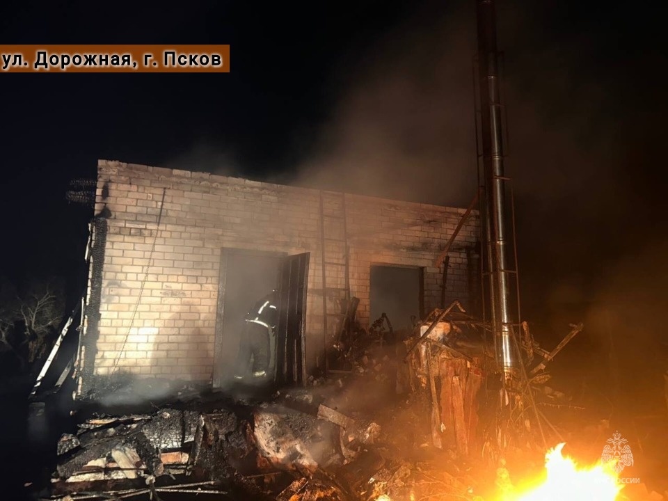 Пенсионер погиб на пожаре в жилом доме в Пскове Пенсионер погиб на пожаре в жилом доме в Пскове