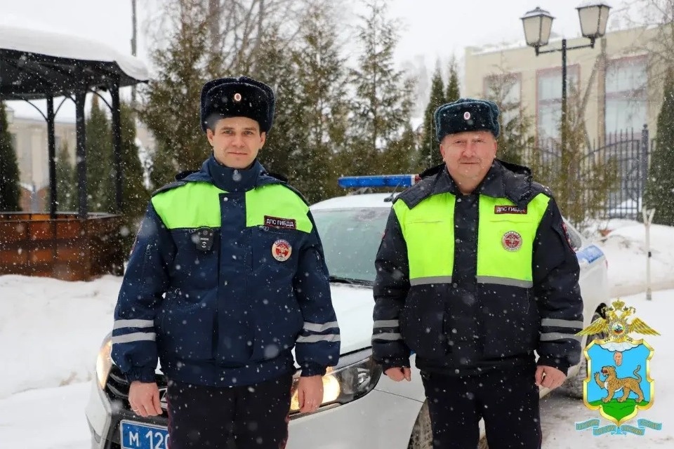 Сотрудники ГАИ эвакуировали женщину из горящего дома в Пскове