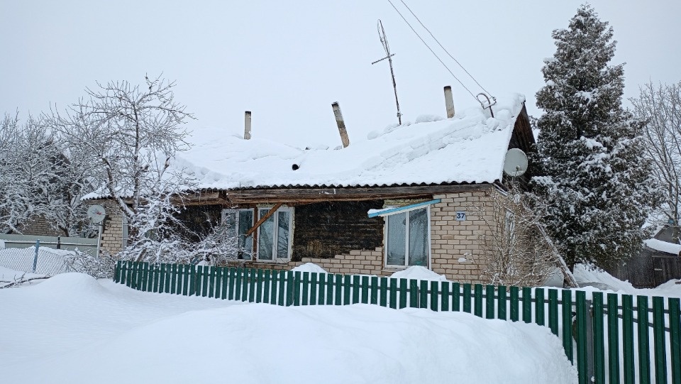 В Кунье под тяжестью снега обрушилась крыша жилого дома