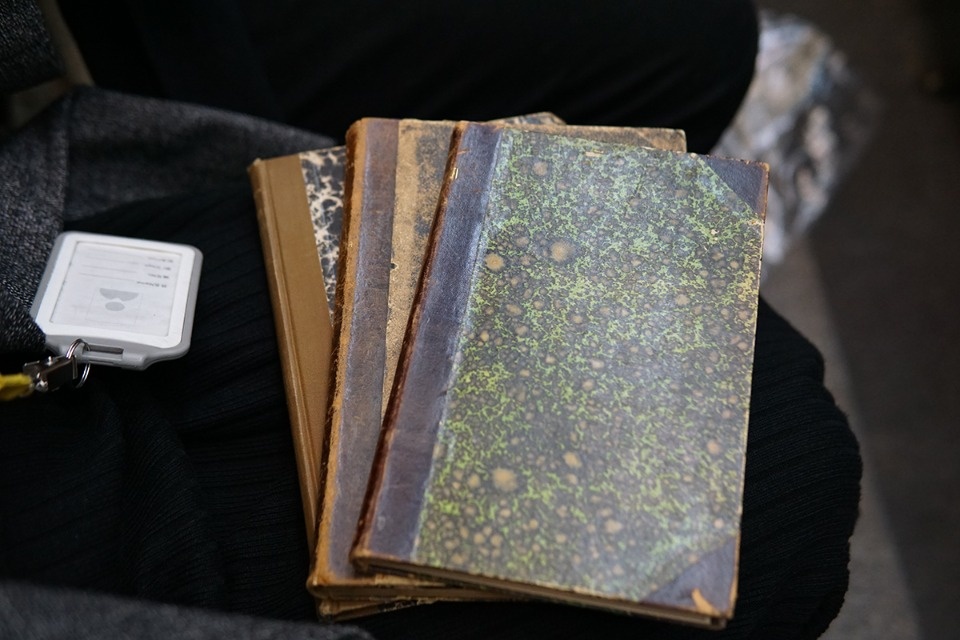 В дар музею «Михайловское» передали редкие книги из библиотеки семьи Вревских