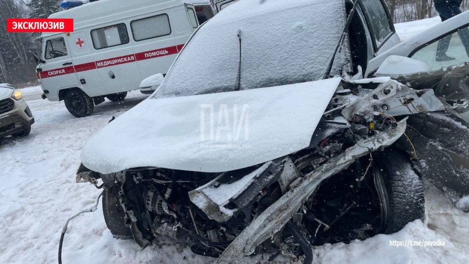 Один человек погиб и еще 15 пострадали в ДТП в Псковской области за неделю