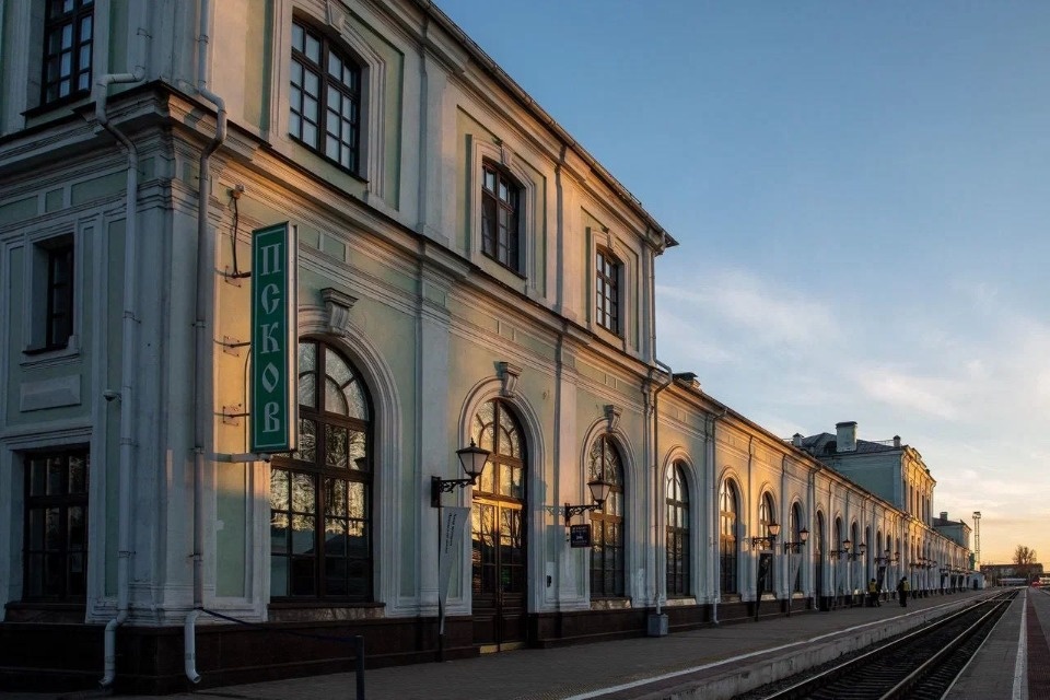 Более 1,1 тысячи пассажиров использовали камеры хранения на вокзалах в Псков и Великих Луках за месяц