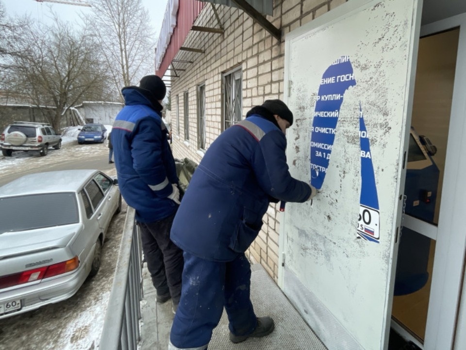 В Пскове демонтировали пять самовольно размещённых конструкций 