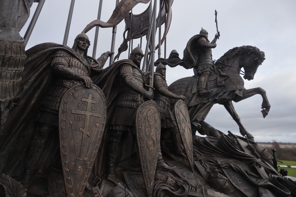 Владимир Путин присвоил звание заслуженного художника России автору памятников в Псковской области Виталию Шанову