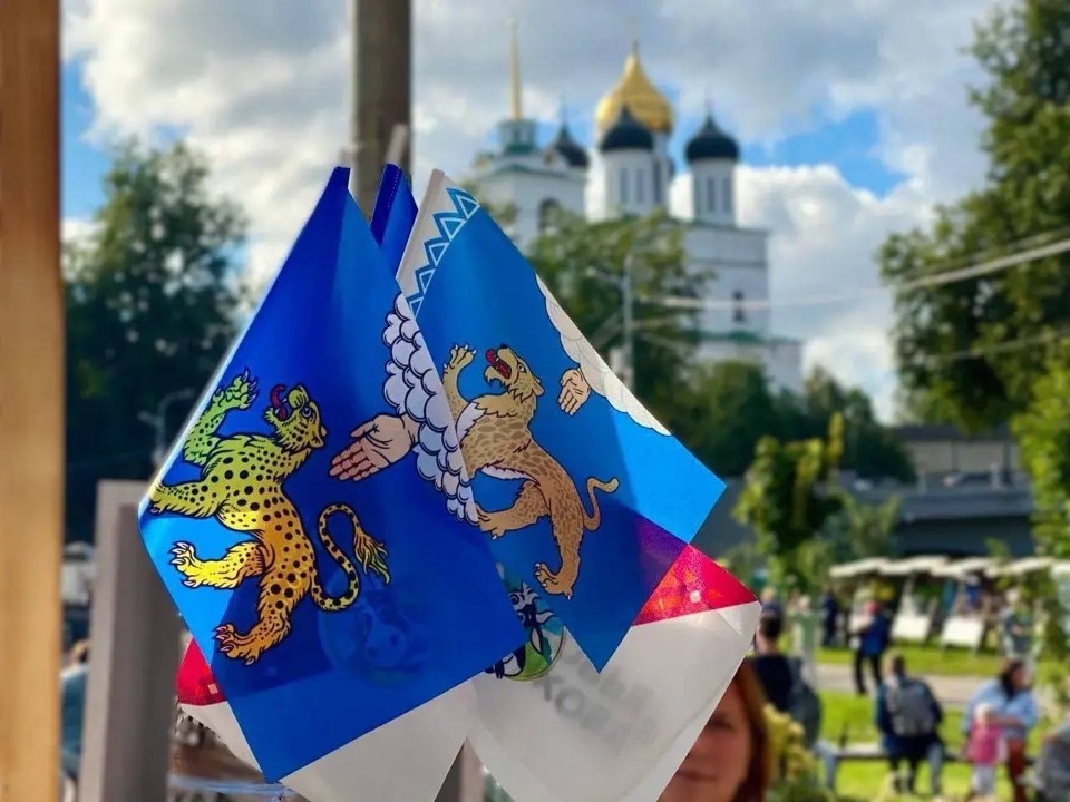 Борис Елкин поздравил жителей с Днем флага Псковской области