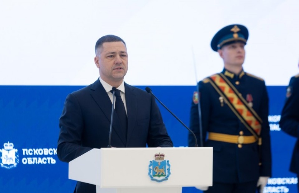 Михаил Ведерников вручил награды псковским военнослужащим Михаил Ведерников вручил награды псковским военнослужащим