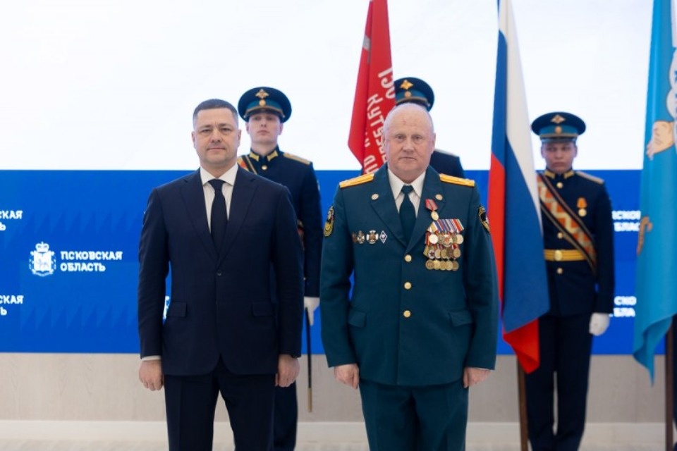 Михаил Ведерников вручил награды псковским военнослужащим Михаил Ведерников вручил награды псковским военнослужащим