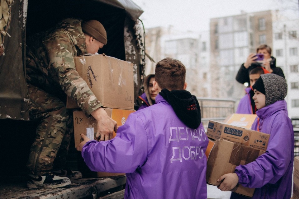 520 кг гумпомощи передали псковским бойцам в День защитника Отечества