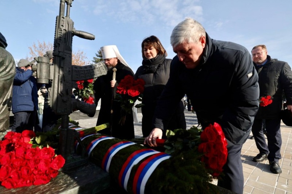 Память героев почтили в Выбутах Добронравов, Проханов и Немов