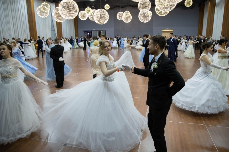 Более 500 человек стали участниками XI Сретенского бала в Пскове