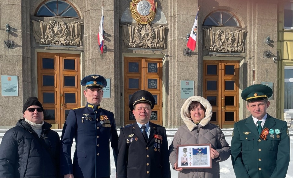 Обнаруженную в Псковской области медаль передали родственникам солдата