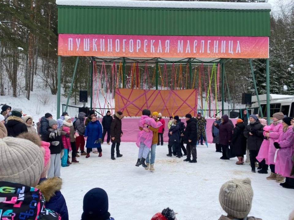 Порядка 1,2 тысячи человек проводили зиму в Пушкинских Горах Порядка 1,2 тысячи человек проводили зиму в Пушкинских Горах