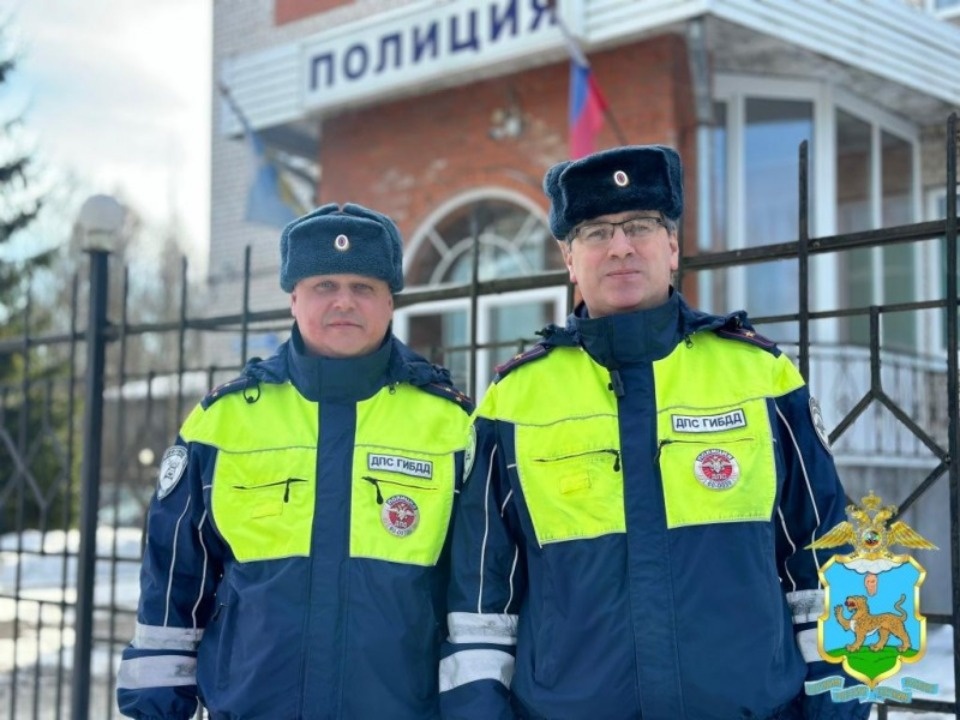 Псковские полицейские уберегли пенсионерку от мошенников Псковские полицейские уберегли пенсионерку от мошенников