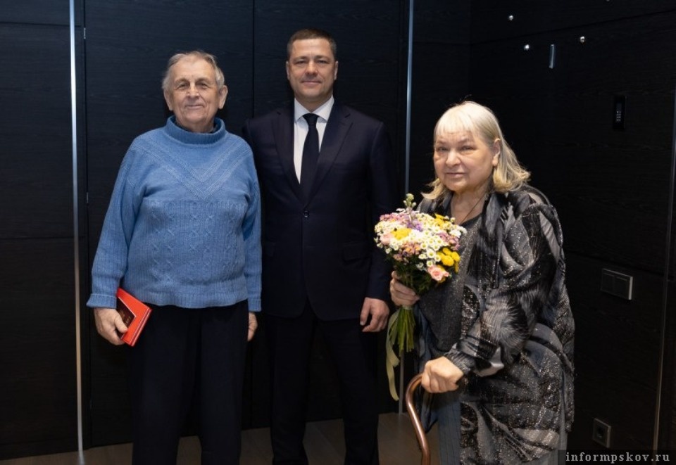 Депортированным из Латвии супругам вручили в Пскове российские паспорта