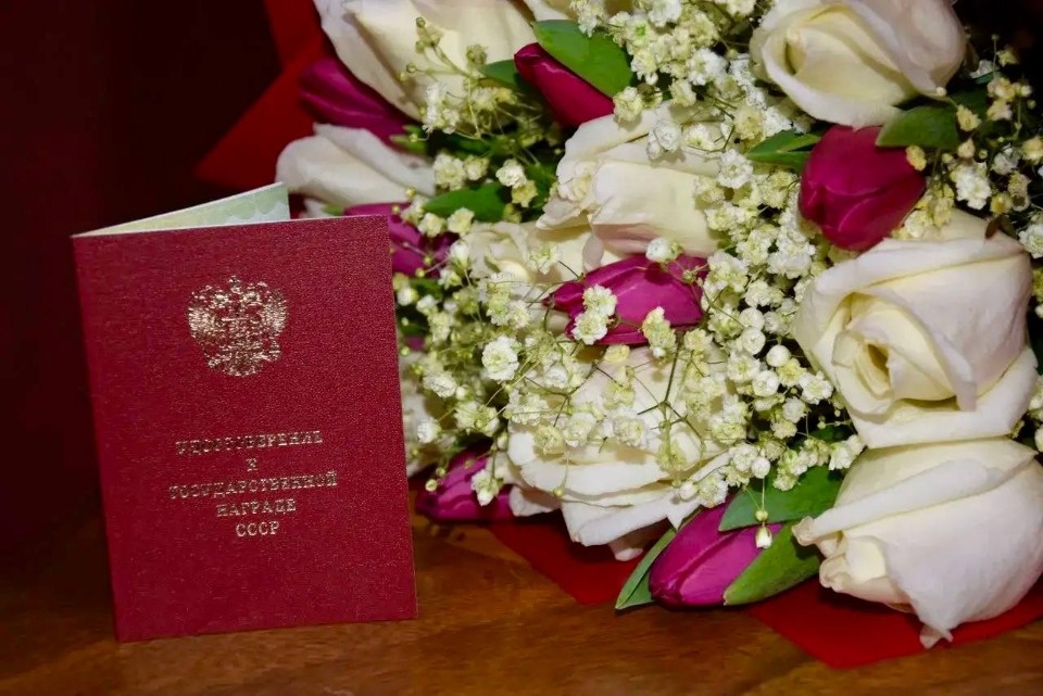 Наградные документы получила дочь участника Великой Отечественной войны из Опочки Наградные документы получила дочь участника Великой Отечественной войны из Опочки