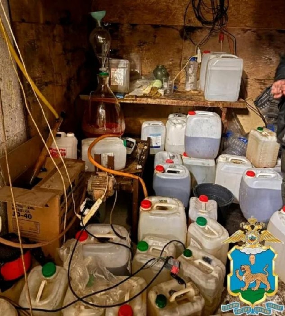 Более 25 кг мефедрона изъяли псковские полицейские из нарколаборатории 
