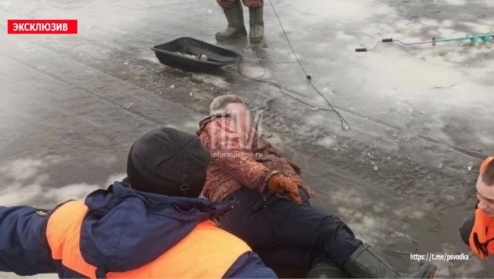 Провалившегося в полынью рыбака спасли в Псковском районе 