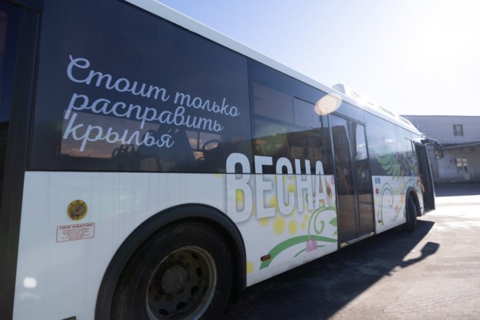 Автобусы и остановки в Псковской области украсят в единой весенней стилистике