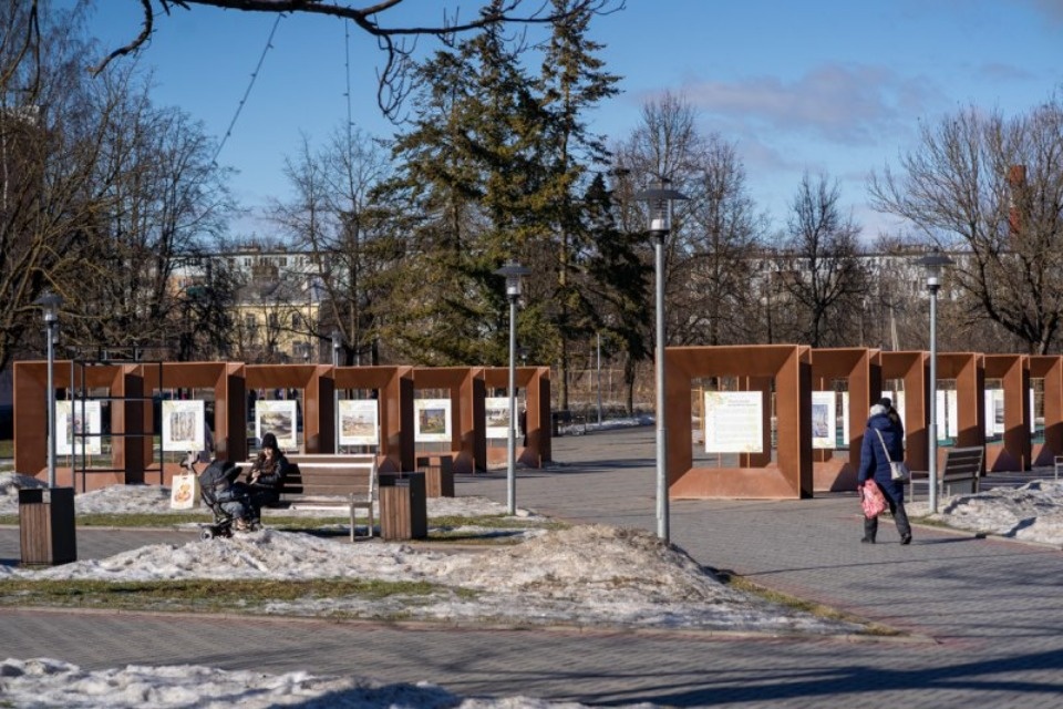 Автобусы и остановки в Псковской области украсят в единой весенней стилистике