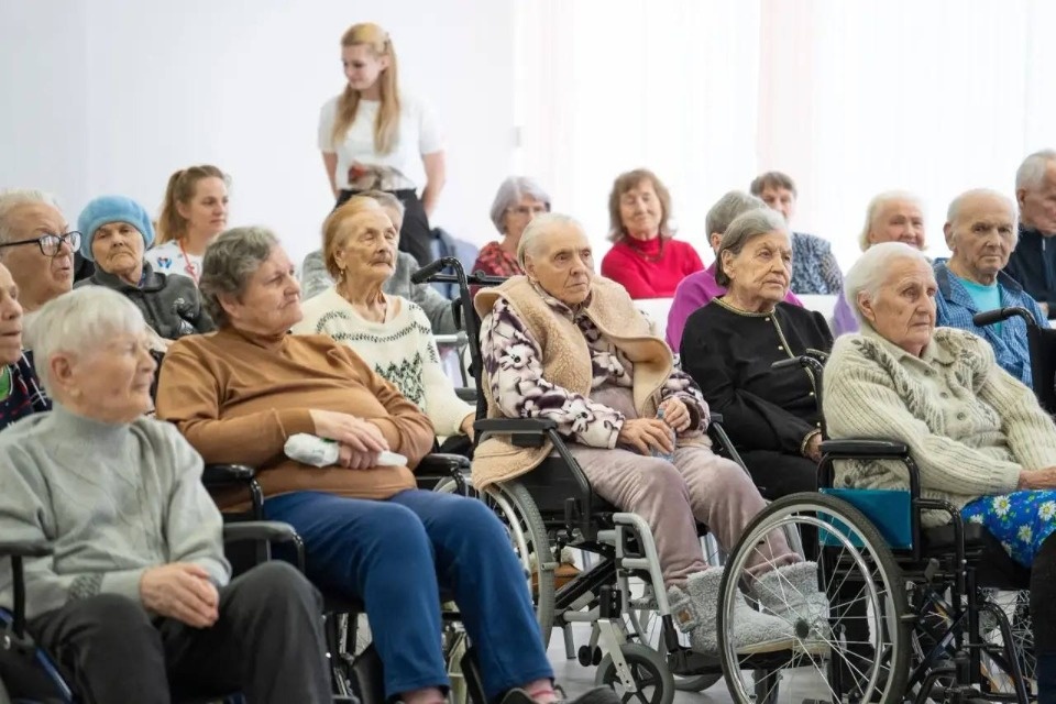 Псковская молодежь поздравила с наступающим Международным женским днём представителей старшего поколения