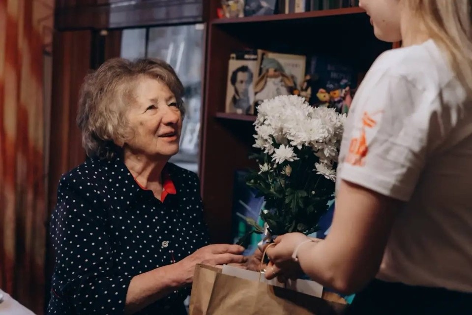 Псковская молодежь поздравила с наступающим Международным женским днём представителей старшего поколения