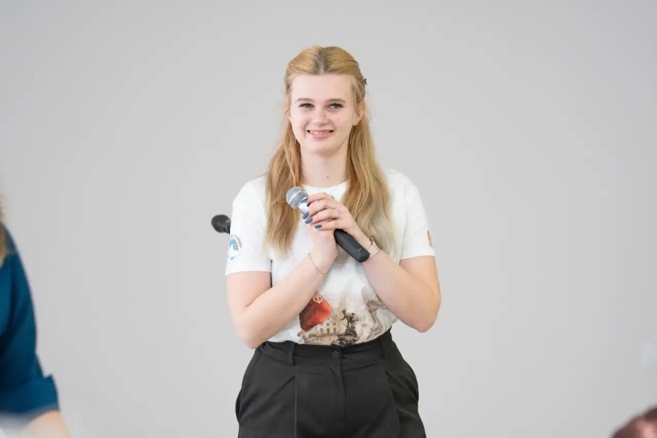 Псковская молодежь поздравила с наступающим Международным женским днём представителей старшего поколения