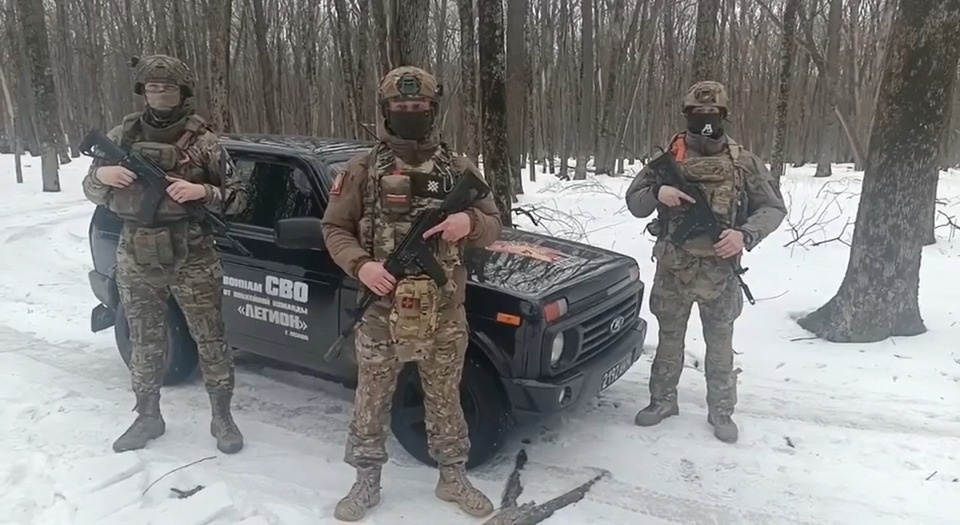 Автомобиль и гумпомощь передали в зону СВО хоккеисты псковского «Легиона»