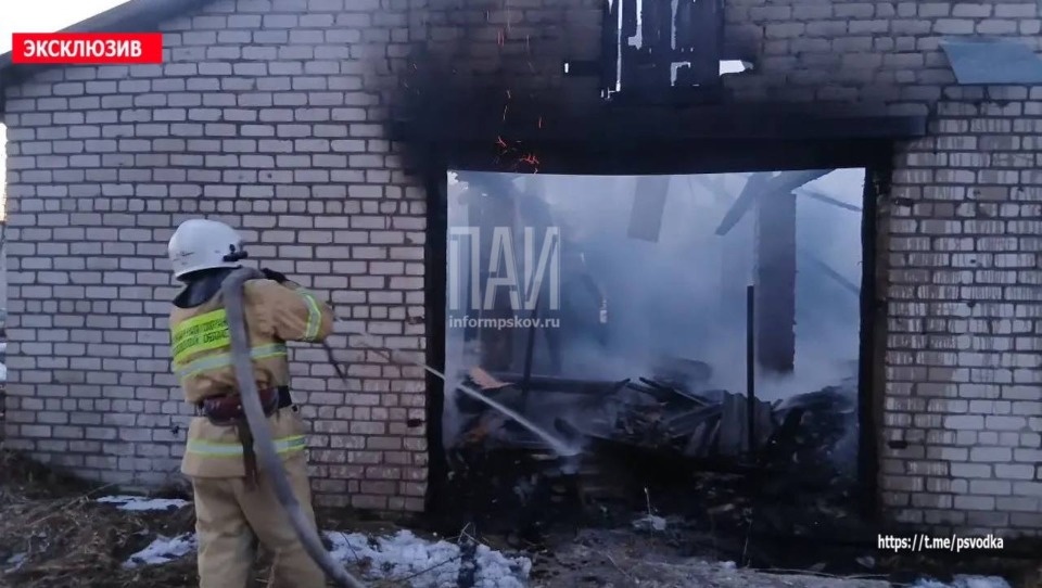 Старый скотник горел в красногородской деревне Саурово