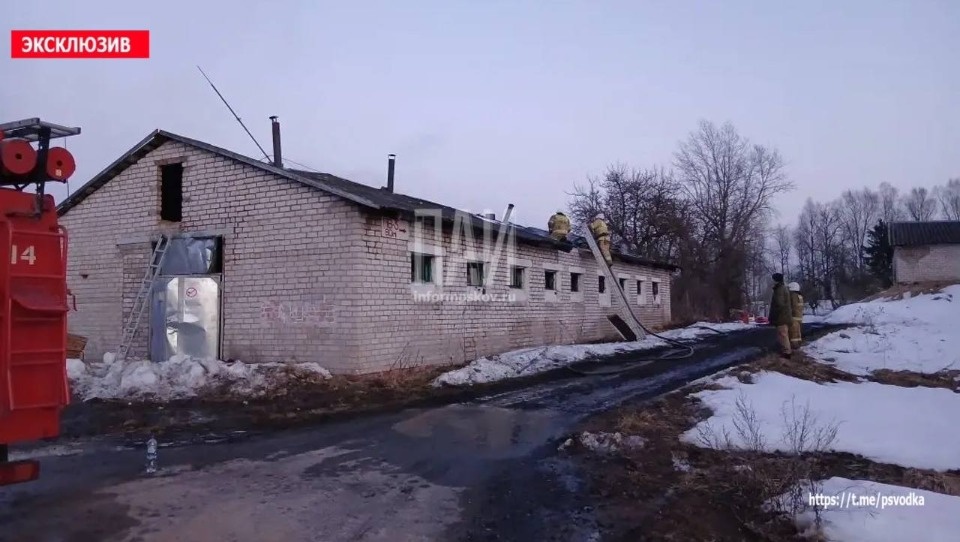 Старый скотник горел в красногородской деревне Саурово