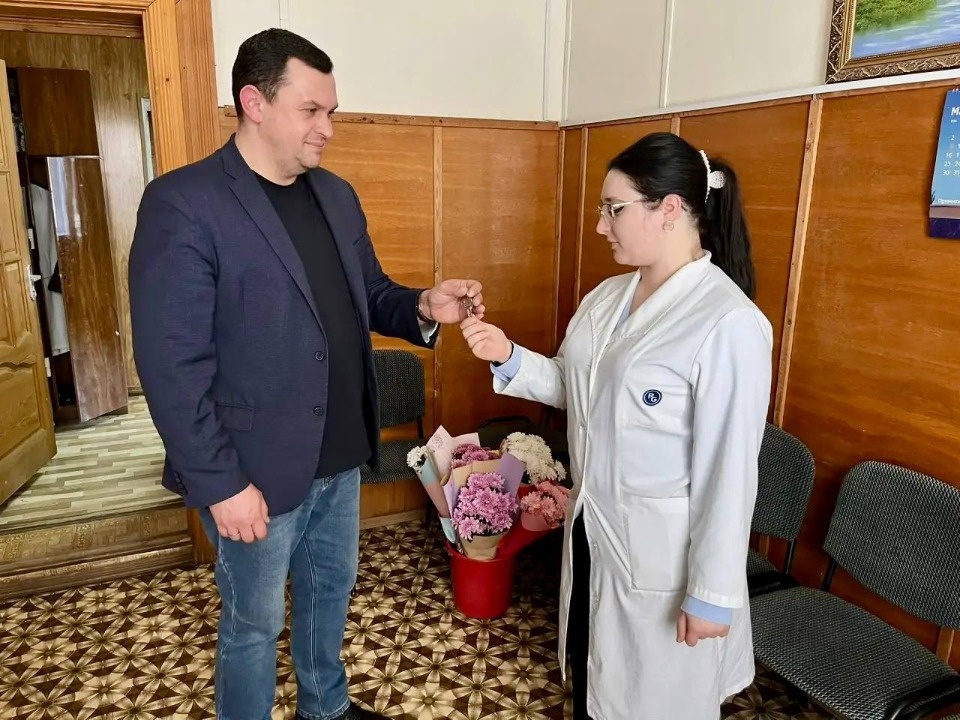 Врачам Порховской больницы вручили ключи от служебных квартир