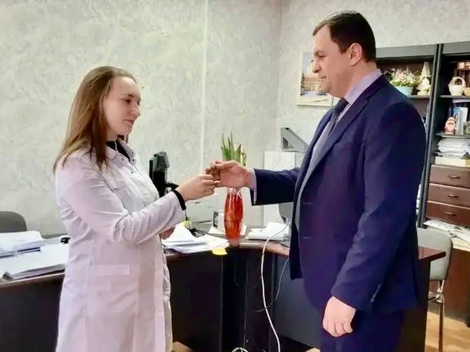 Врачам Порховской больницы вручили ключи от служебных квартир