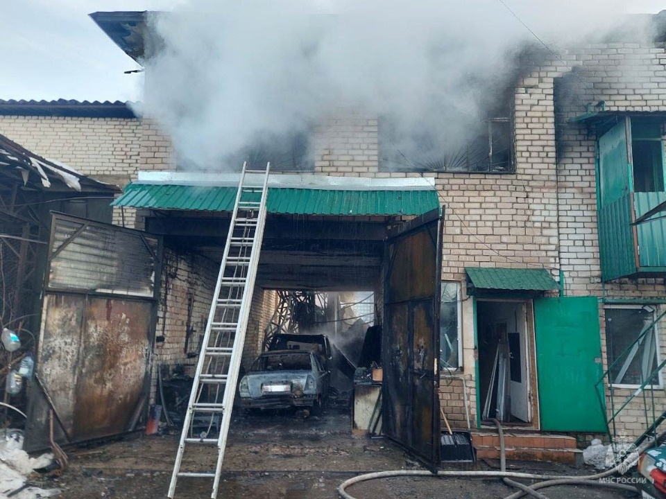 Четыре автомобиля сгорели при пожаре в производственном здании в Пскове Четыре автомобиля сгорели при пожаре в производственном здании в Пскове