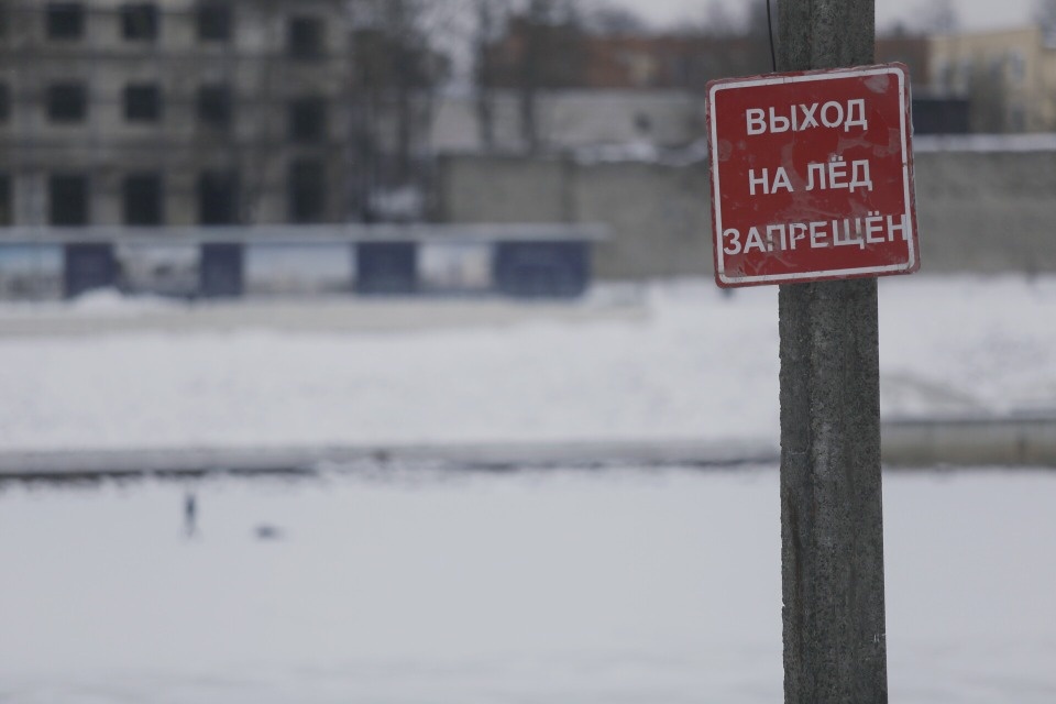 Более 10 протоколов за выход на лед выписали в Псковской области с начала года