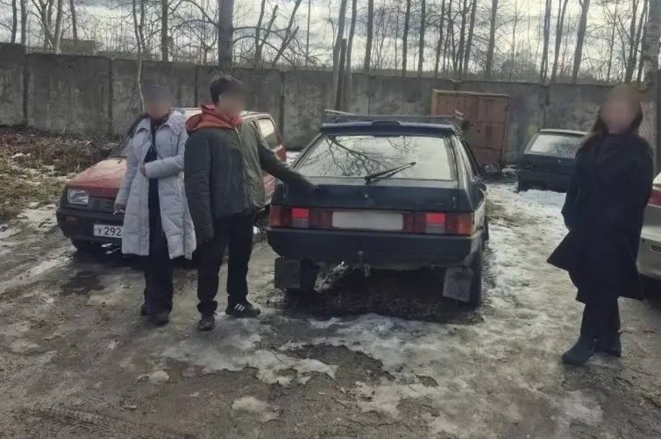 Троих несовершеннолетних подозревают в угоне автомобиля в Псковской области Троих несовершеннолетних подозревают в угоне автомобиля в Псковской области