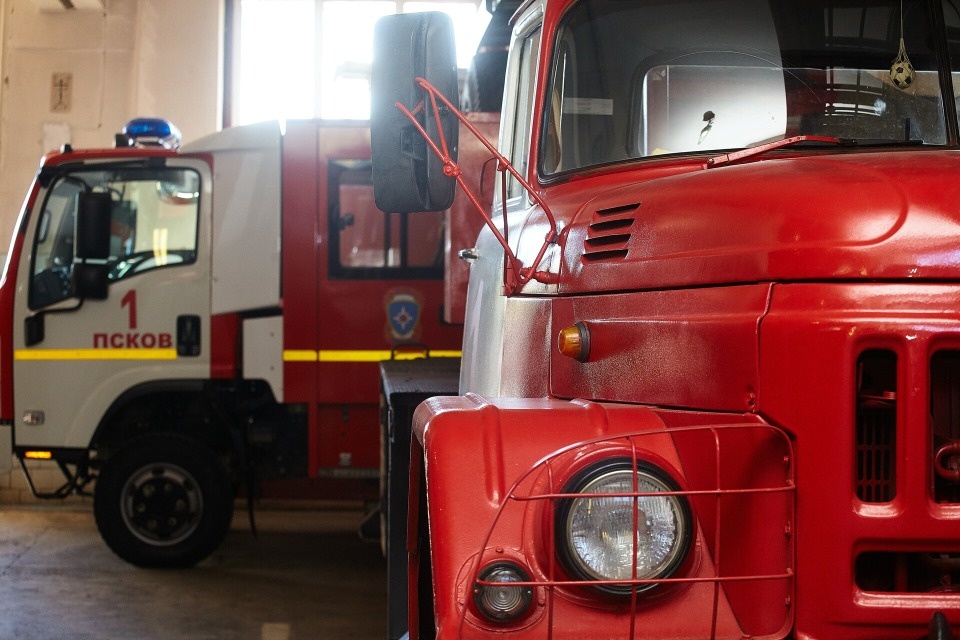 Автомобиль сгорел при пожаре в гараже в Печорах