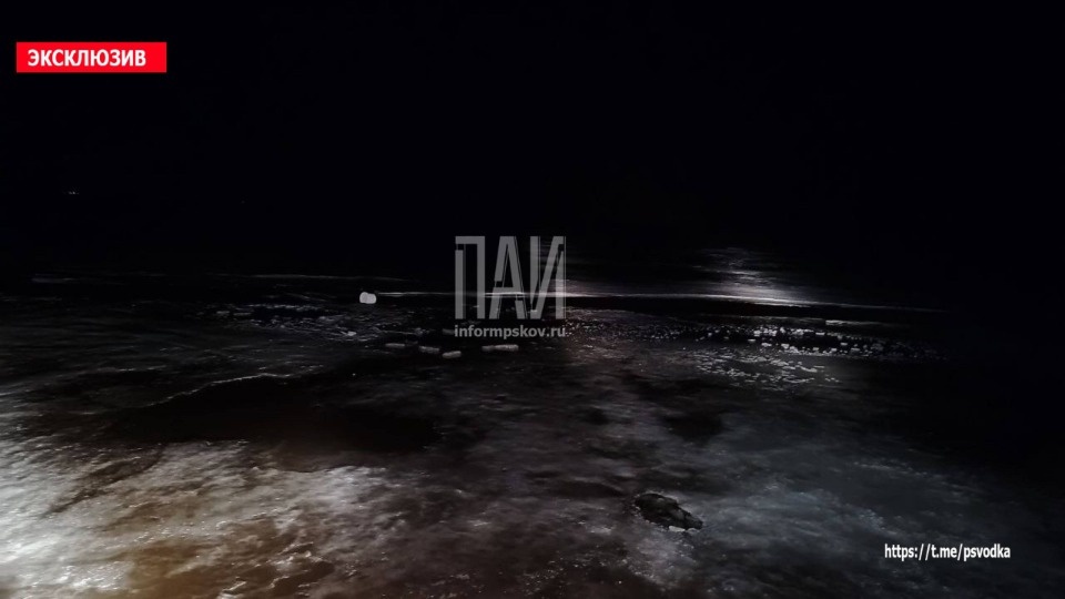 Двое рыбаков на мотособаке провалились в промоину на реке Великой под Псковом