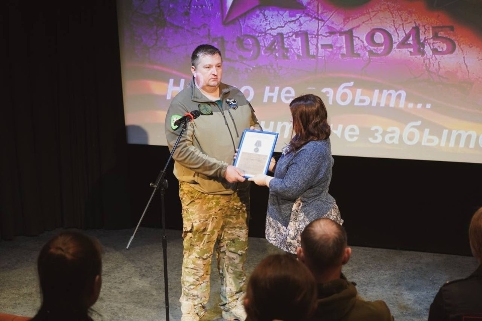 Обнаруженную в Псковской области медаль советского бойца передали его родственникам в Белгороде
