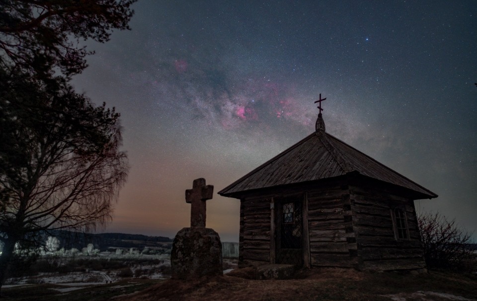 Астрофотограф запечатлел Млечный Путь над часовней в Пушкиногорском районе