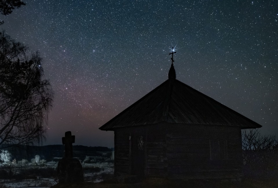Астрофотограф запечатлел Млечный Путь над часовней в Пушкиногорском районе