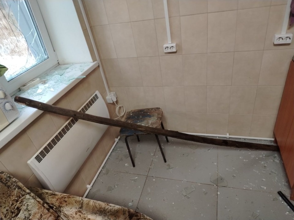 В Дновском районе парень разбил стекло в здании пункта обогрева железнодорожников В Дновском районе парень разбил стекло в здании пункта обогрева железнодорожников