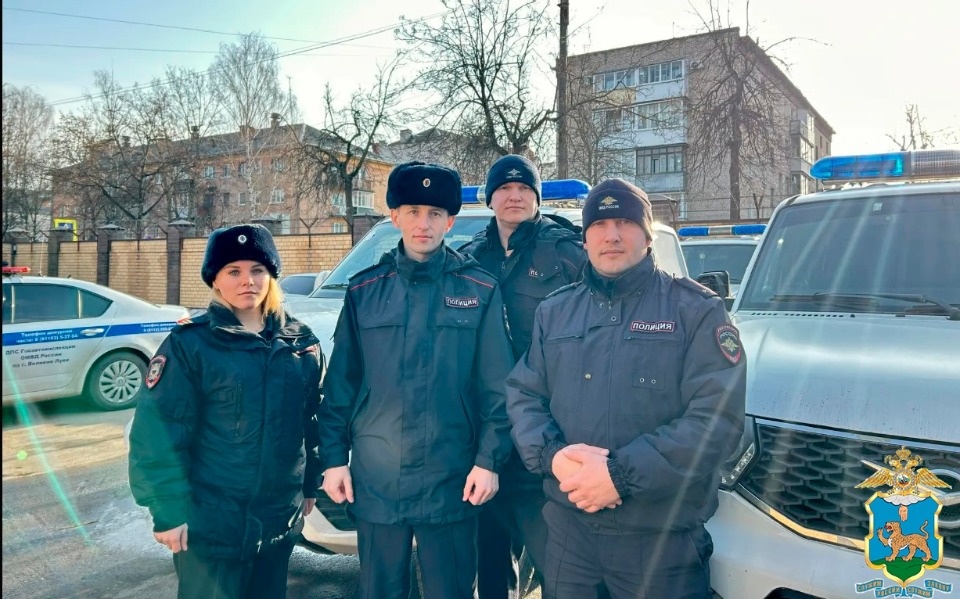 В Великих Луках полицейские спасли водителя из задымившегося автомобиля