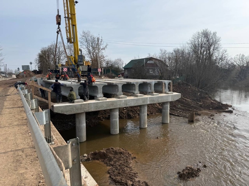 Балки пролетного строения монтируют на мосту через реку Утроя в Пыталово