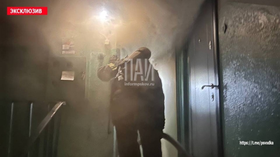 Мужчину спасли из горящей квартиры в Пскове Мужчину спасли из горящей квартиры в Пскове