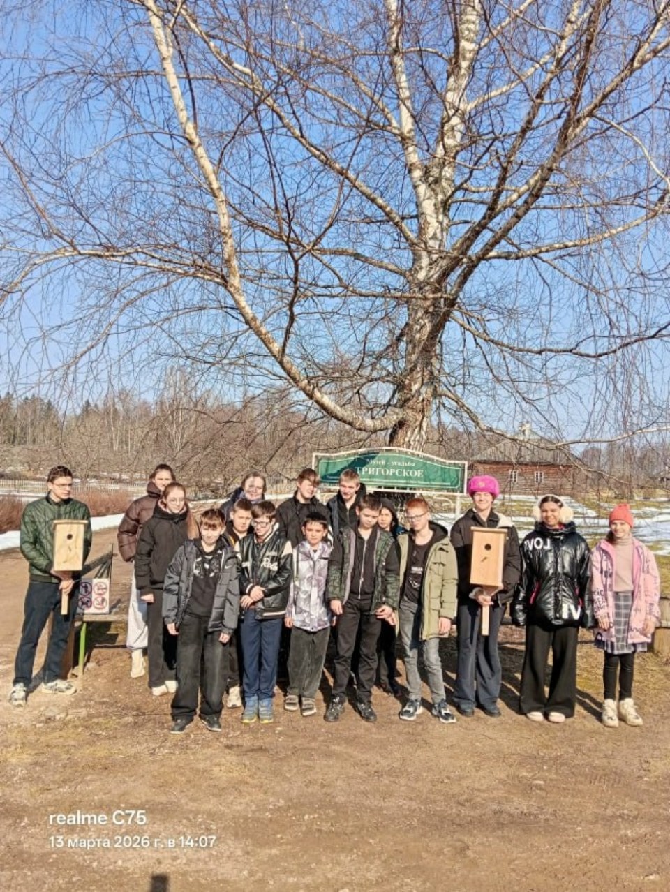 Учащиеся школы-интерната помогли установить скворечники в парке музея-усадьбы «Тригорское»