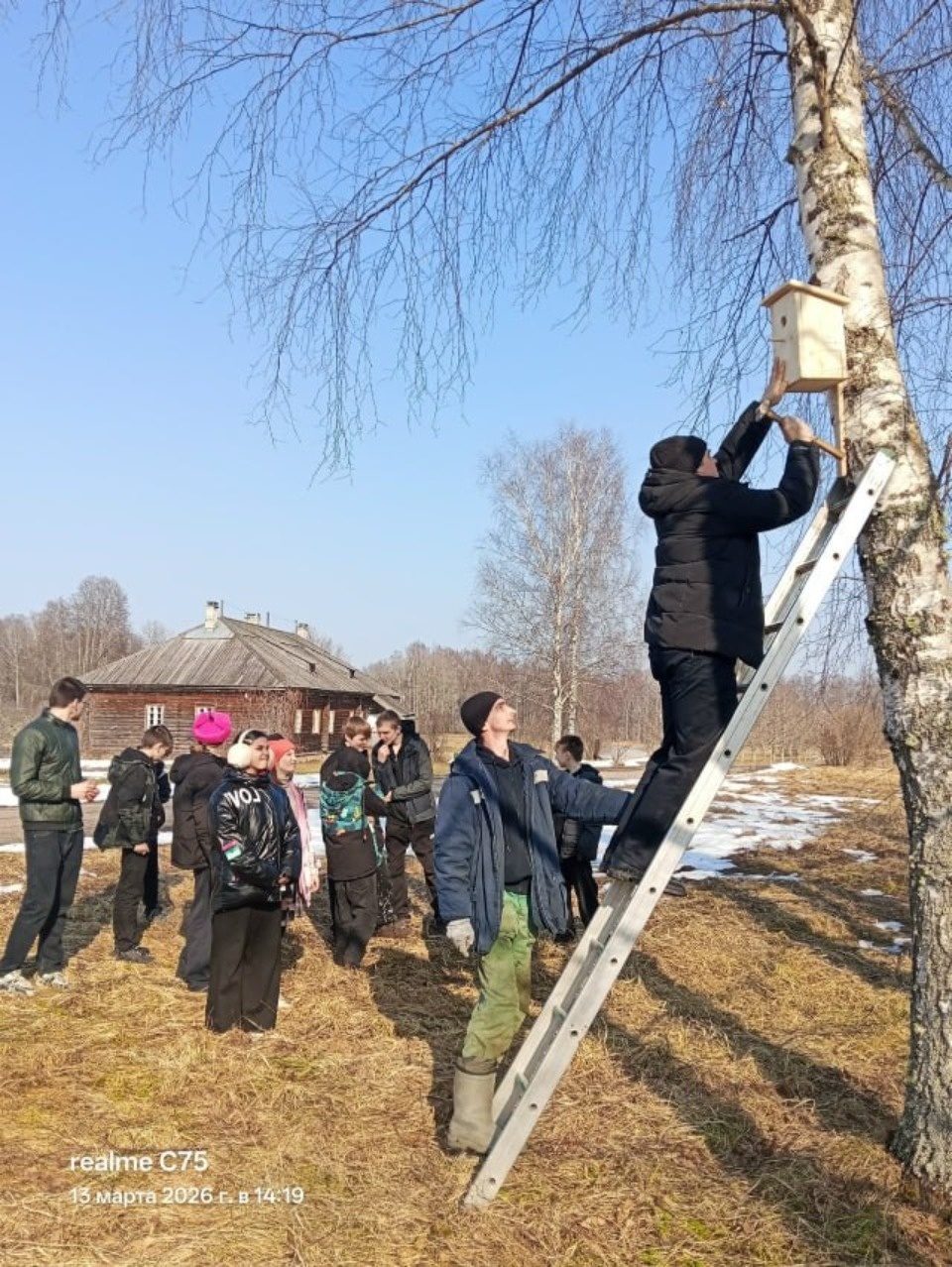 Учащиеся школы-интерната помогли установить скворечники в парке музея-усадьбы «Тригорское»