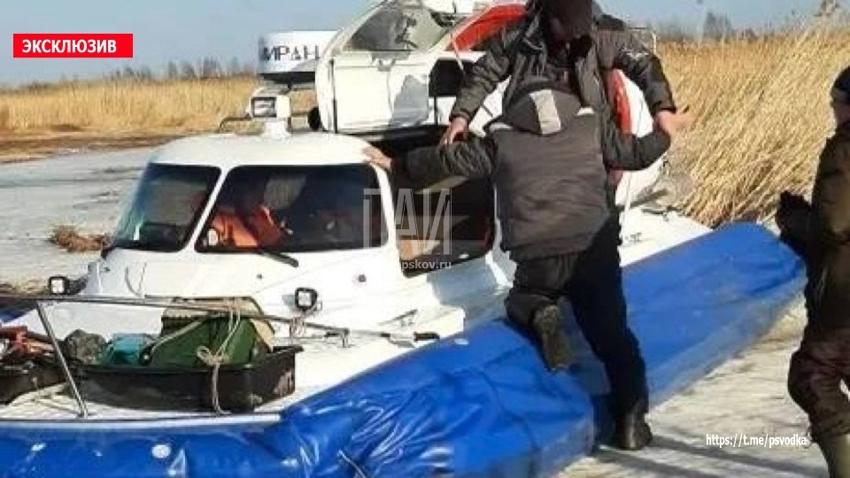 Трем рыбакам потребовалась помощь спасателей, чтобы добраться до берега в Гдовском районе