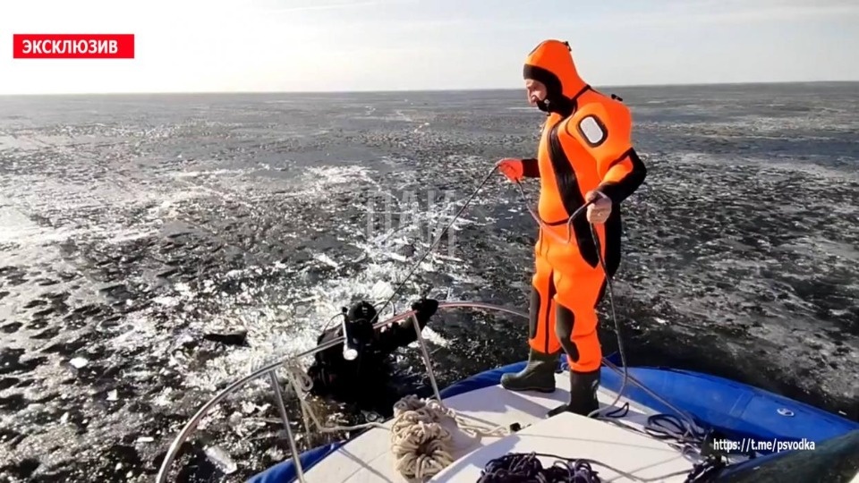 Тело погибшего рыбака достали из воды в Гдовском районе
