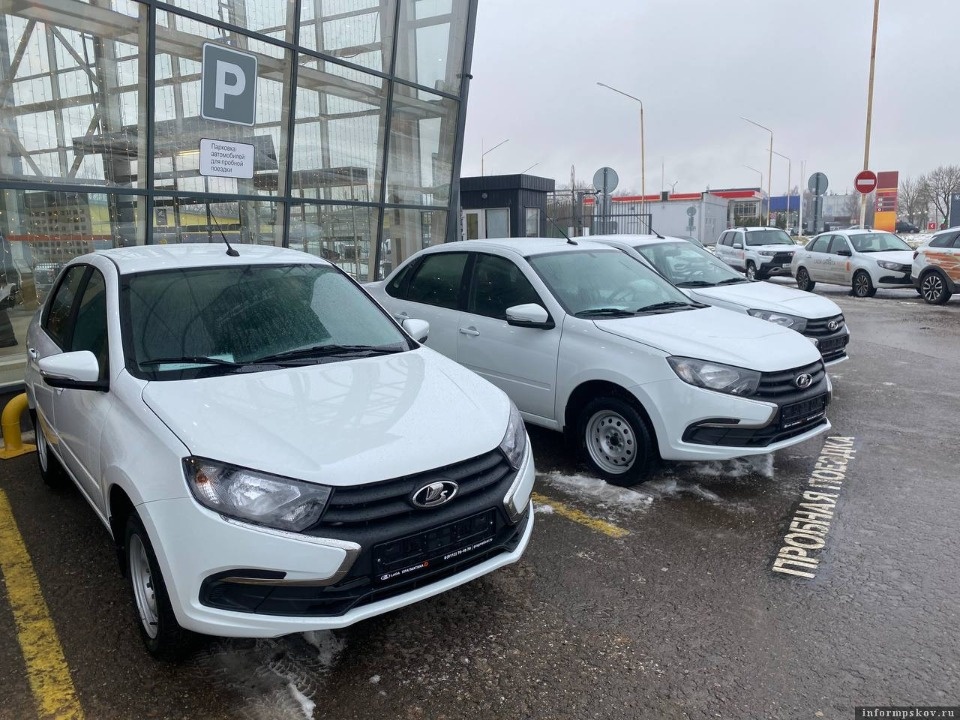 Новые автомобили получили четыре псковича от Отделения СФР по Псковской области 