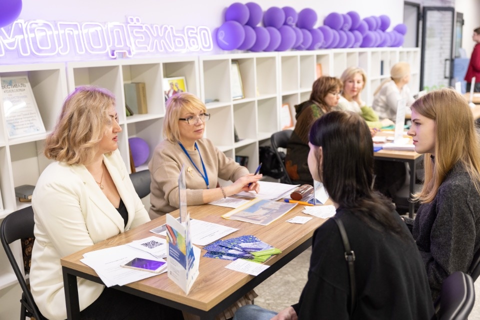 «Титан-Полимер» представил карьерные возможности для молодёжи на фестивале профессий в Пскове