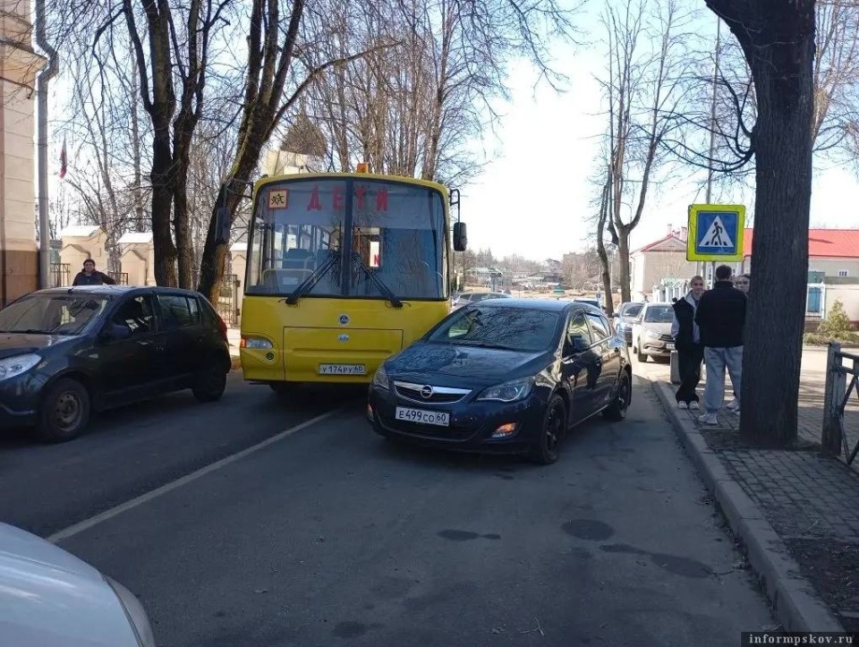 Школьный автобус попал в аварию в Пскове